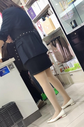 4k街拍文具店的肉丝美女